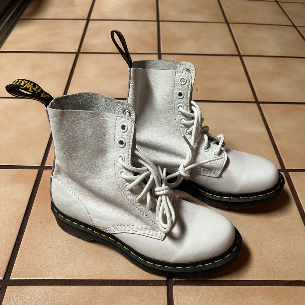 NWOT Dr. Marten white leather 1460 boot